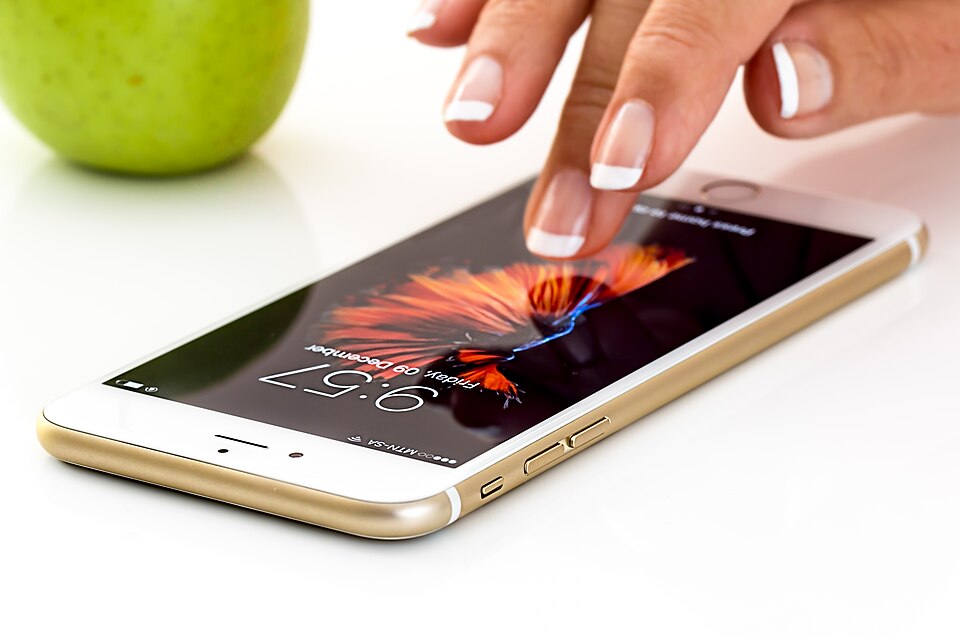Рука касается экрана смартфона; иллюстративная фотография, CC0
